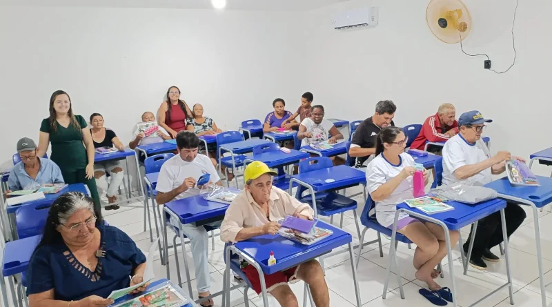 Prefeitura de São Julião entrega kits escolares a mais de 300 alunos da EJA em seis escolas do município