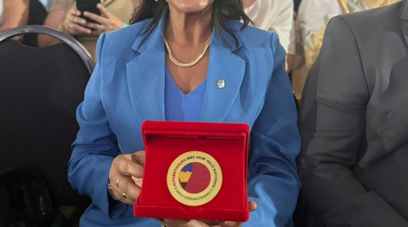 Secretária de Educação de São Julião recebe Selo Ouro de Alfabetização em cerimônia em Brasília
